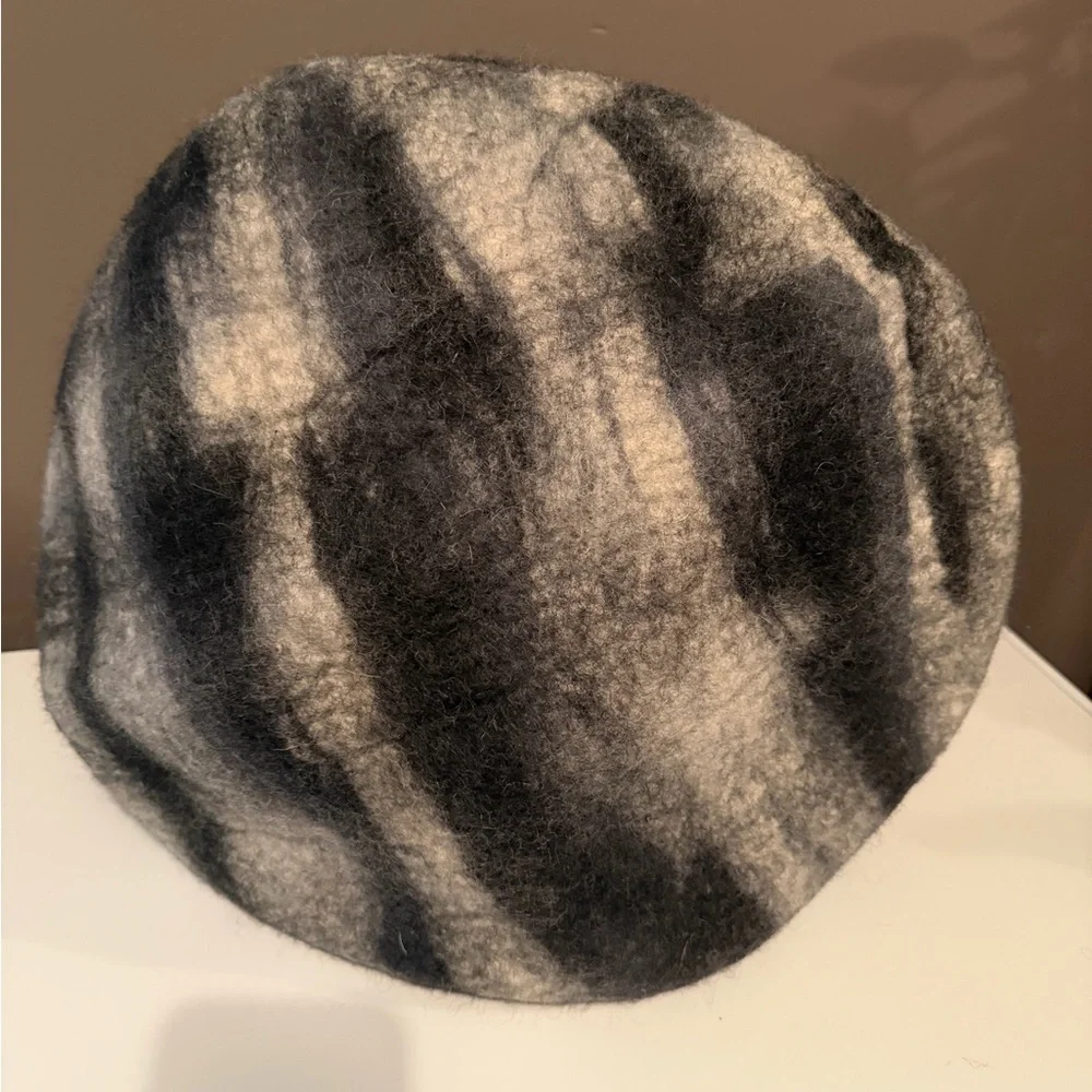 Striped Gray Felt Cat Cave Bed - Cozy Hideaway for Cats